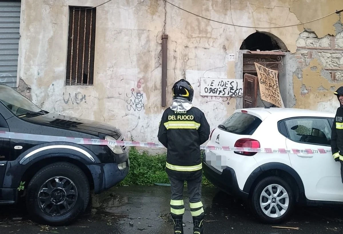 Crolli in un palazzo abbandonato nel centro di Catanzaro: interdetto il transito 