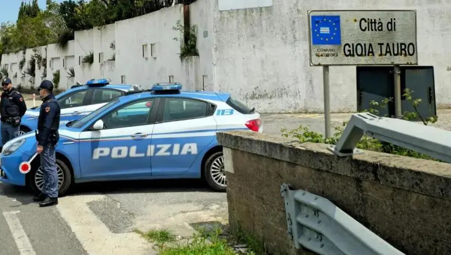 Gioia Tauro, aggredisce un uomo e poi minaccia i poliziotti con una sbarra di ferro: arrestato images Gioia Tauro, aggredisce un uomo e poi minaccia i poliziotti con una sbarra di ferro: arrestato