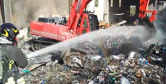 Squillace, incendio deposito plastica in Contrada Fiasco Baldaia: i residenti chiedono interventi e organizzano un sit in images Squillace, incendio deposito plastica in Contrada Fiasco Baldaia: i residenti chiedono interventi e organizzano un sit in