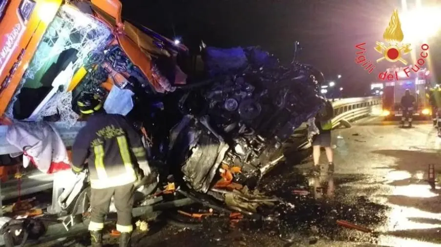 images Un tir si ribalta sull’A2: estratto dalle lamiere l’autista 