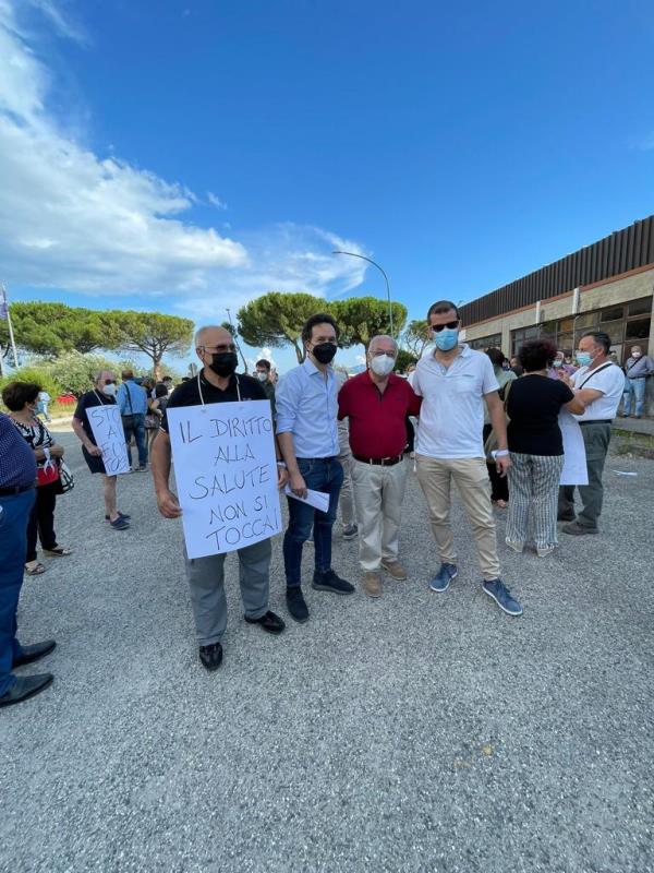 images Lamezia Terme. Campo rom di Scordovillo, anche il consigliere regionale Pitaro al sit-in