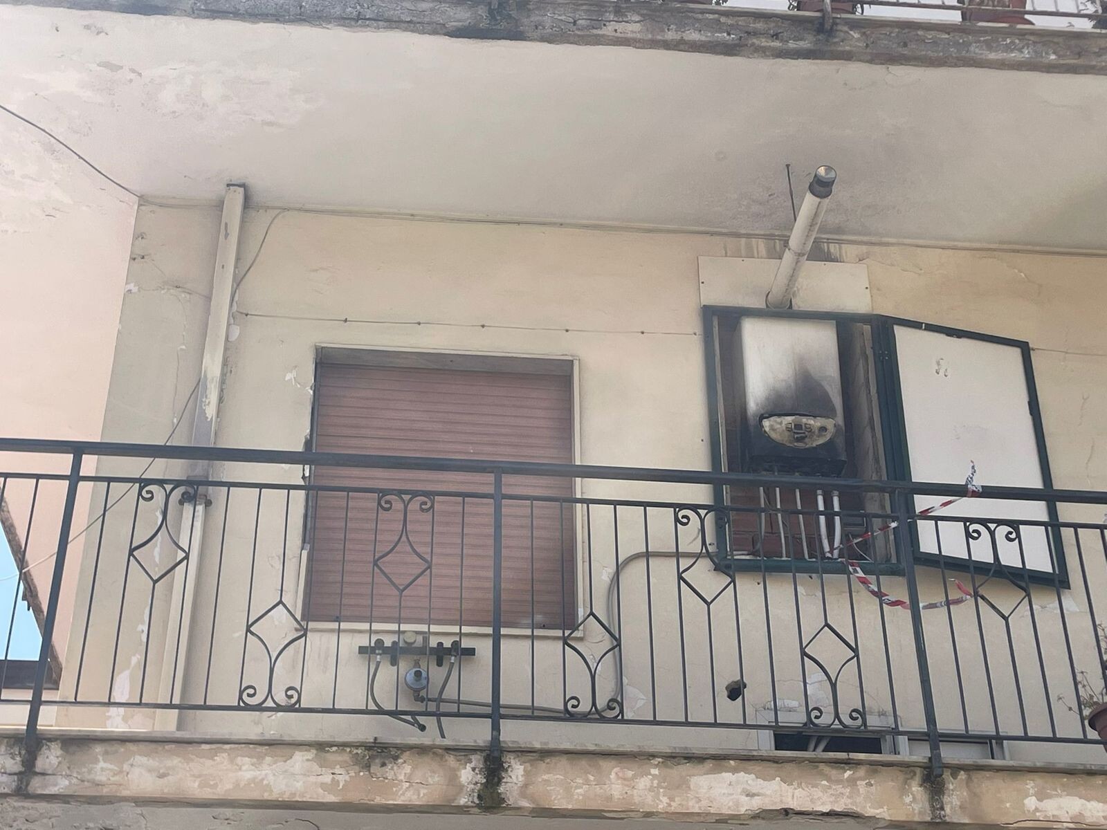 images Lamezia, esplosione in centro: tragedia sfiorata. Il coraggio di un agente salva tre donne