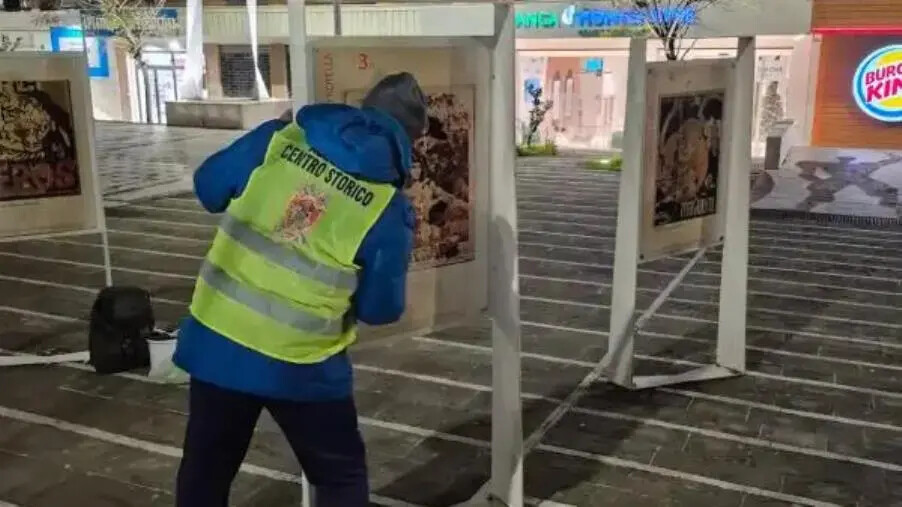 “Cara Catanzaro” ha risanato i pannelli dedicati a Mimmo Rotella e vandalizzati nei giorni scorsi images “Cara Catanzaro” ha risanato i pannelli dedicati a Mimmo Rotella e vandalizzati nei giorni scorsi