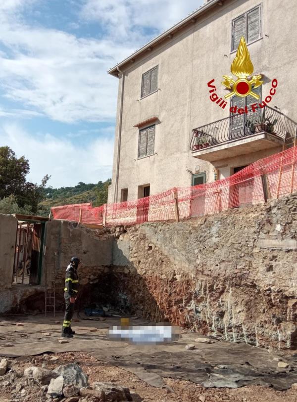 Scalea, operaio di 58 anni perde la vita cadendo da un edificio in ristrutturazione images Scalea, operaio di 58 anni perde la vita cadendo da un edificio in ristrutturazione