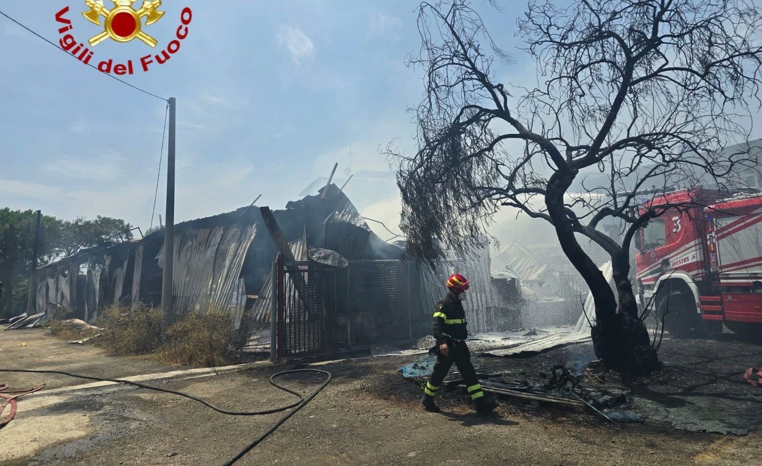 images Incendio in un’azienda di Crotone: evacuate alcune abitazioni, nessun ferito