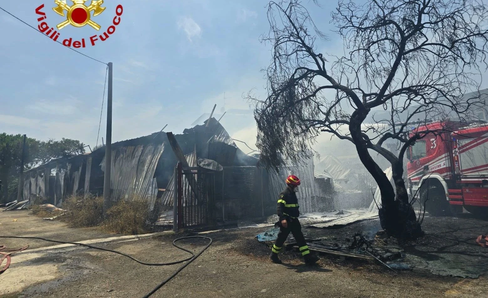 Incendio in un’azienda di Crotone: evacuate alcune abitazioni, nessun ferito