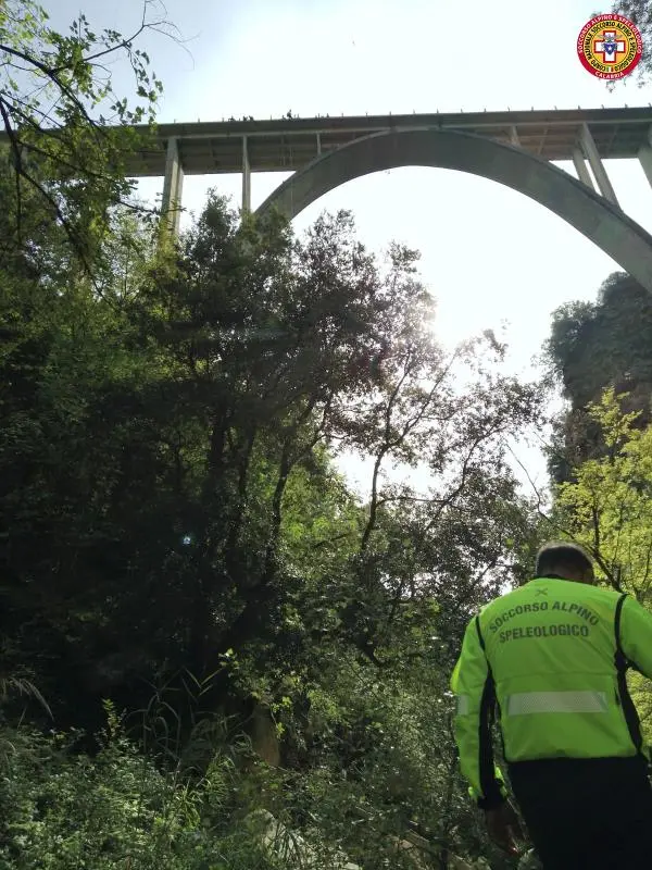 Cerenzia, trovato senza vita il corpo di un uomo in una zona impervia images Cerenzia, trovato senza vita il corpo di un uomo in una zona impervia