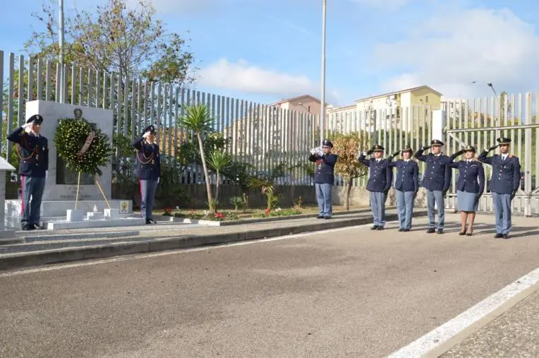 images Questura di Catanzaro: una corona di alloro per ricordare i caduti della Polizia di Stato