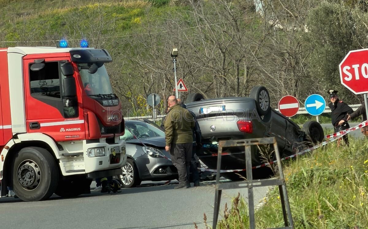 Incidente nel quartiere Santa Maria di Catanzaro: scontro all'incrocio, un'auto si ribalta images Incidente nel quartiere Santa Maria di Catanzaro: scontro all'incrocio, un'auto si ribalta