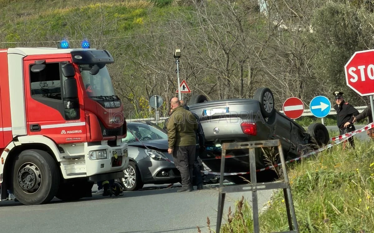 Incidente nel quartiere Santa Maria di Catanzaro: scontro all'incrocio, un'auto si ribalta