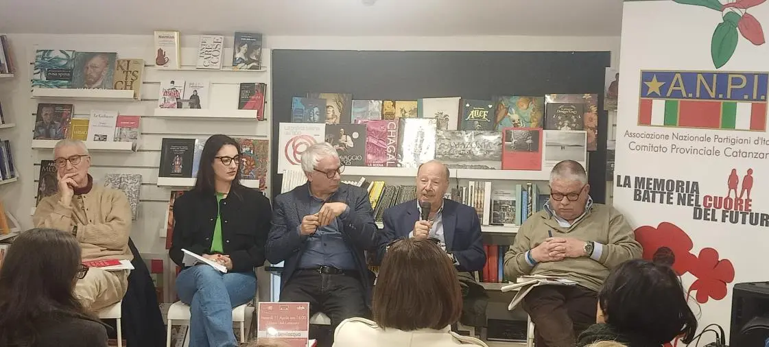 images Catanzaro, Piero Bevilacqua alla libreria Ubik con Anpi: “Dietro la guerra le mire degli Usa”
