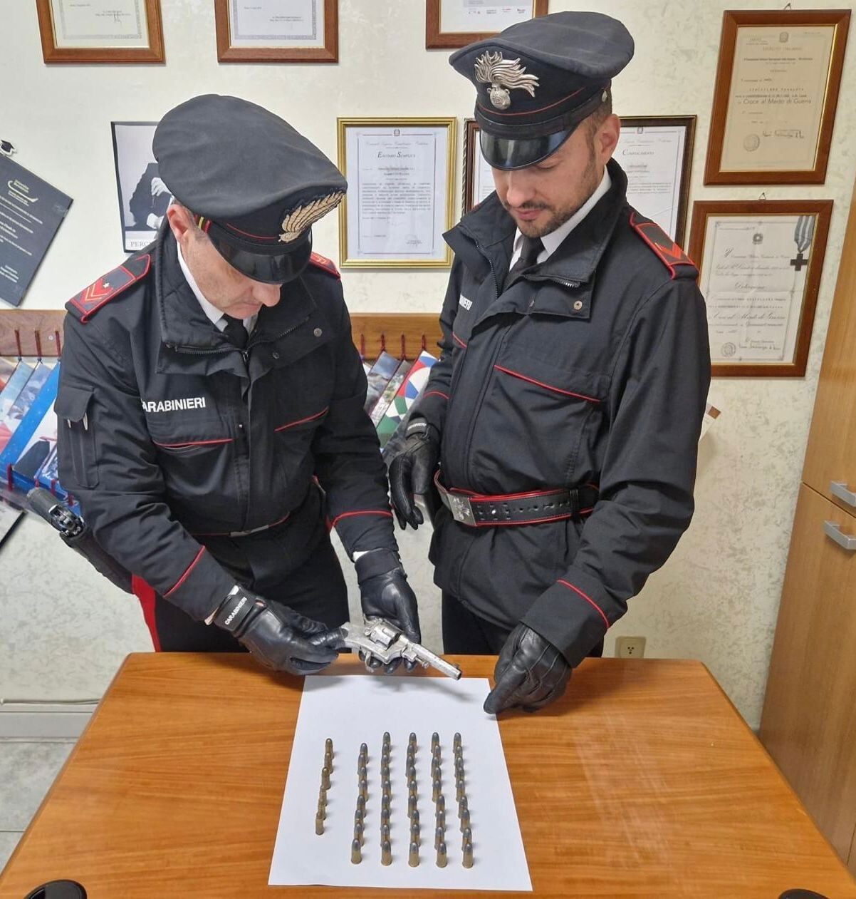images Nascondeva revolver in un secchio: insospettabile pensionato arrestato a Sersale 