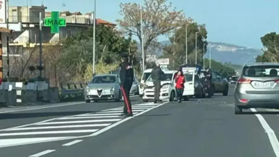 Incidente sulla statale 106 a Isca sullo Ionio: traffico rallentato images Incidente sulla statale 106 a Isca sullo Ionio: traffico rallentato