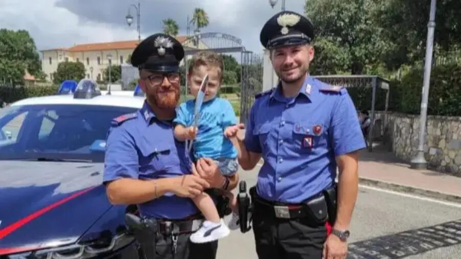 images Paura per due genitori a Catanzaro, bimbo resta bloccato in macchina: salvato dai Carabinieri