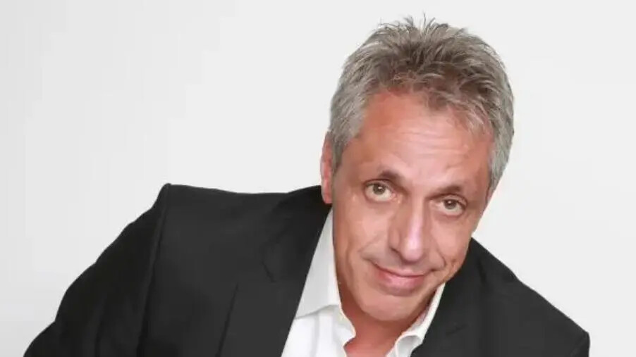 images Ama Calabria, a Catanzaro e Lamezia “Forbici & Follia” con Max Pisu: l’intervista