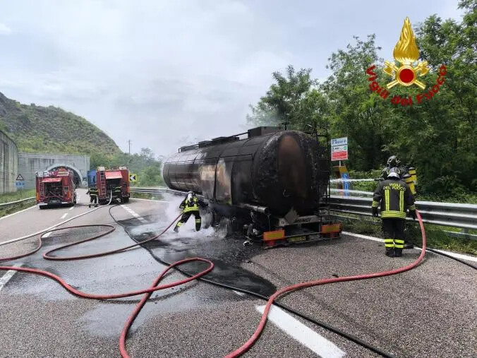 images In fiamme il rimorchio di un autotreno a San Mango d'Aquino, chiuso un tratto dell'A2 del Mediterraneo 
