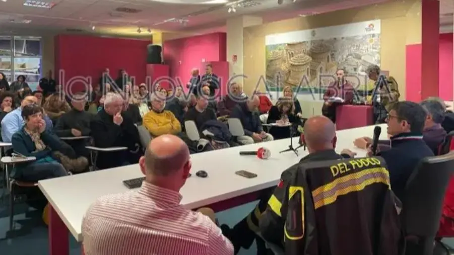 images Terremoto, sull'evacuazione l'invito al buon senso. E spunta l'ipotesi "accelerometro" nelle scuole