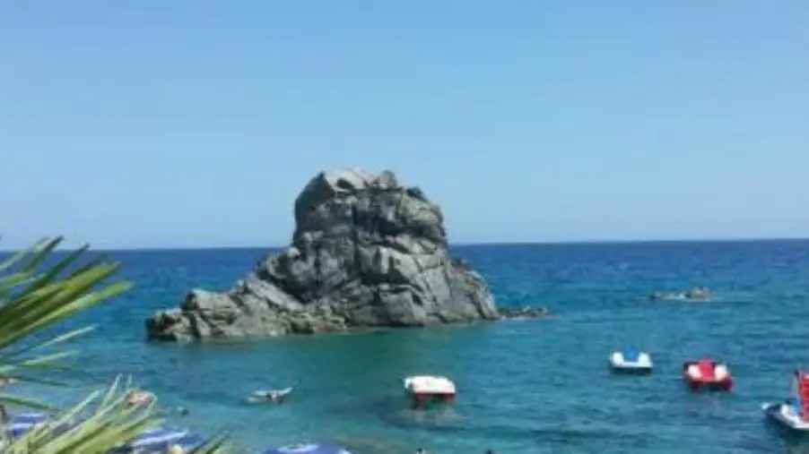 images Barca si capovolge a Pietragrande di Stalettì: salvate 6 persone dalla Capitaneria di Crotone