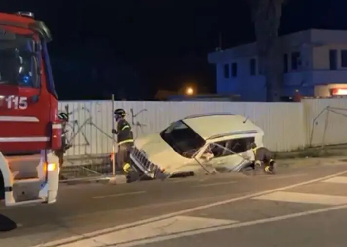Incidente in via Lucrezia della Valle, auto finisce negli scavi del cantiere images Incidente in via Lucrezia della Valle, auto finisce negli scavi del cantiere