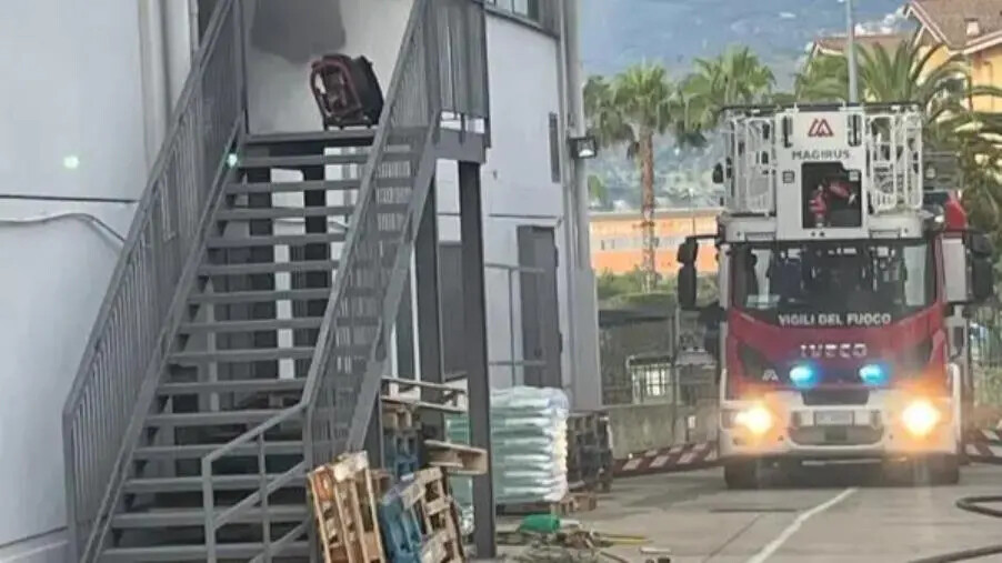 In fiamme un capannone a Montalto Uffugo, ustionato un cinese: scattano le indagini images In fiamme un capannone a Montalto Uffugo, ustionato un cinese: scattano le indagini