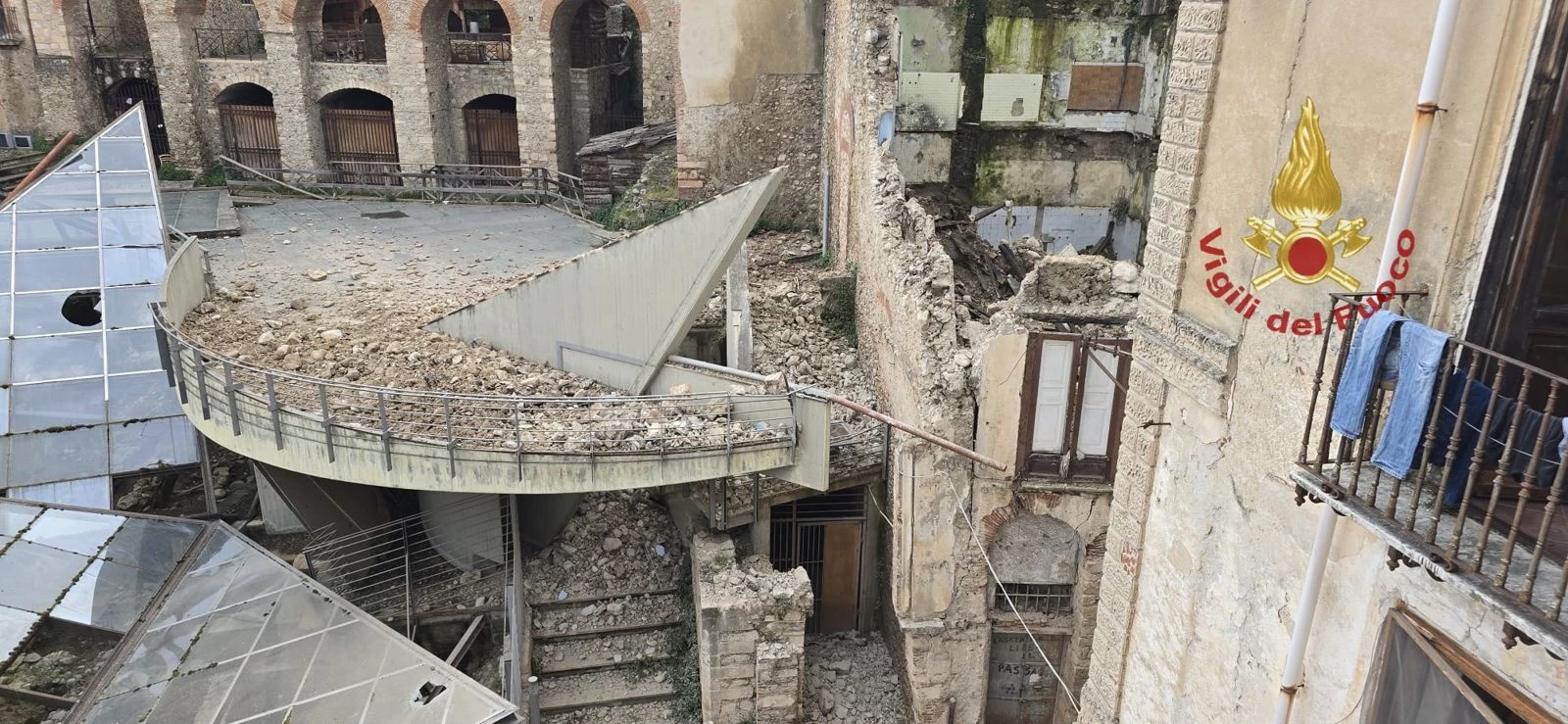 Cosenza, crolla un edificio: sgomberate sette famiglie 