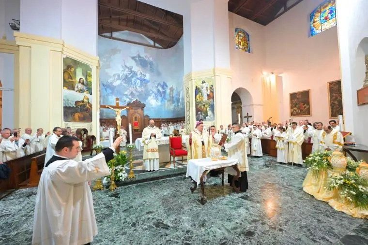 Messa Crismale e benedizione degli olii santi nella Concattedrale di Squillace
images Messa Crismale e benedizione degli olii santi nella Concattedrale di Squillace