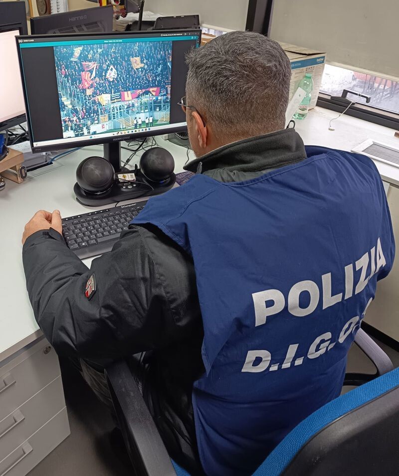 images Lancio di fumogeni durante la partita Frosinone-Catanzaro: Daspo per tre tifosi giallorossi