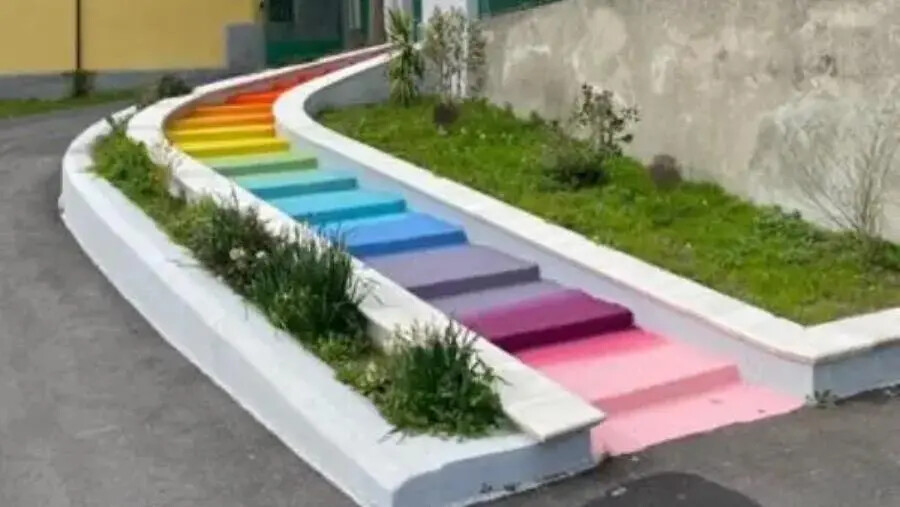 images L’arte di Claudio Chiaravalloti trasforma la scuola di Simeri Crichi: un progetto di bellezza e inclusione