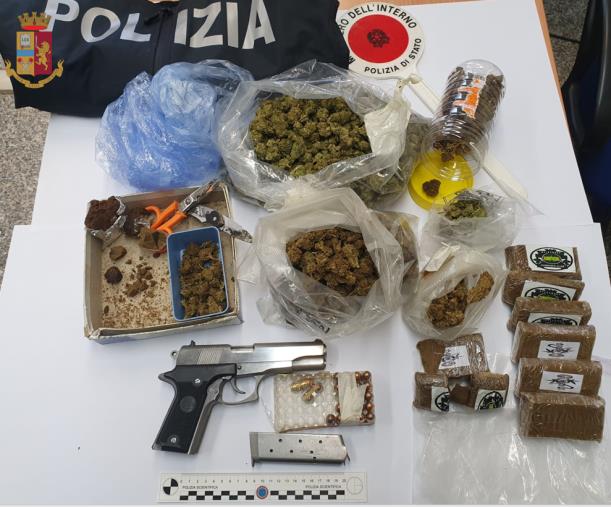 Vibo, a casa con un chilo e mezzo di marijuana: arrestato images Vibo, a casa con un chilo e mezzo di marijuana: arrestato