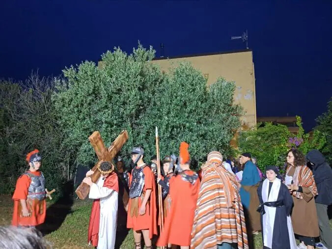Cropani, emoziona la Via Crucis animata dai giovani della Parrocchia Sant’Antonio di Padova images Cropani, emoziona la Via Crucis animata dai giovani della Parrocchia Sant’Antonio di Padova
