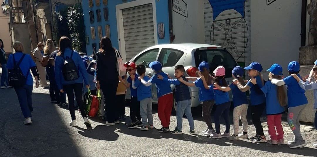 images  “Il vicolo delle tegole parlanti”: i bimbi dell’I.C. Perri-Pitagora-Don Milani di Lamezia a Vicolo Annunciata di Rogliano 