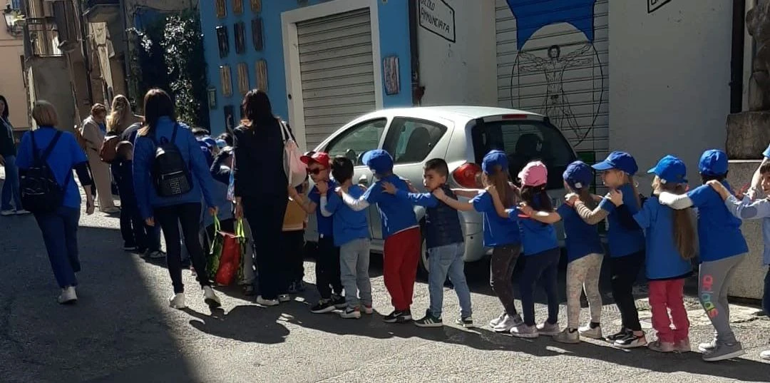  “Il vicolo delle tegole parlanti”: i bimbi dell’I.C. Perri-Pitagora-Don Milani di Lamezia a Vicolo Annunciata di Rogliano 