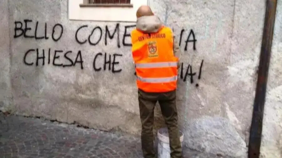 "Cara Catanzaro" impegnata a rimuovere le scritte sui muri del centro storico images "Cara Catanzaro" impegnata a rimuovere le scritte sui muri del centro storico