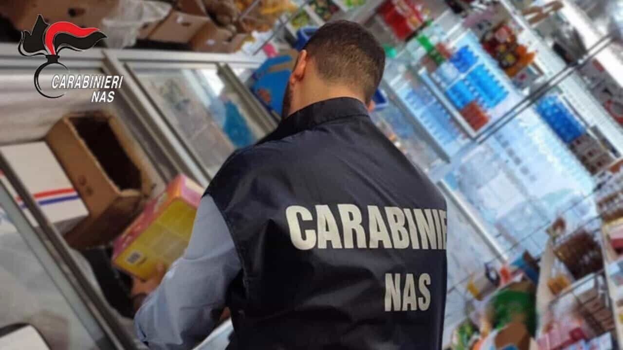 images Soverato, controlli Nas in un supermercato: sequestrati oltre 500 kg di alimenti