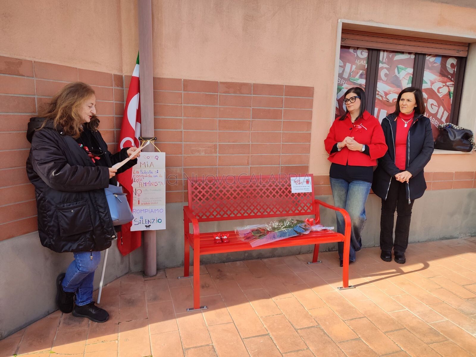 images Catanzaro, Cgil Calabria inaugura una panchina rossa contro la violenza di genere