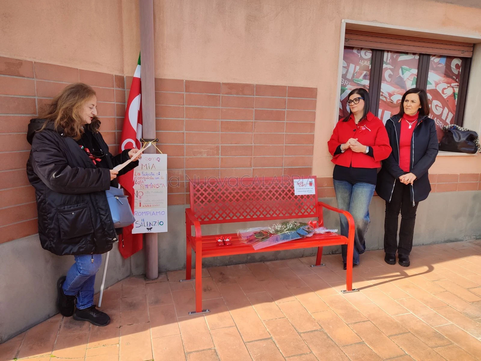 Catanzaro, Cgil Calabria inaugura una panchina rossa contro la violenza di genere
