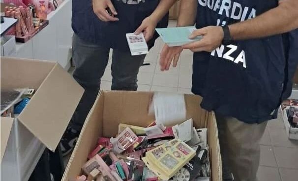 images Blitz della Finanza a Lamezia: sequestrati oltre 200 mila prodotti non a norma