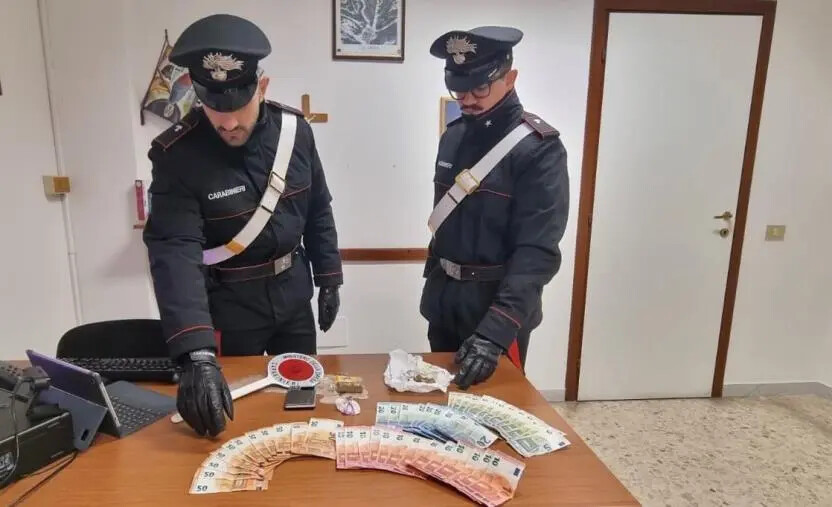 images Nascondeva in casa dosi e proventi del suo "Market della droga": arrestato un 26enne a Cirò Marina