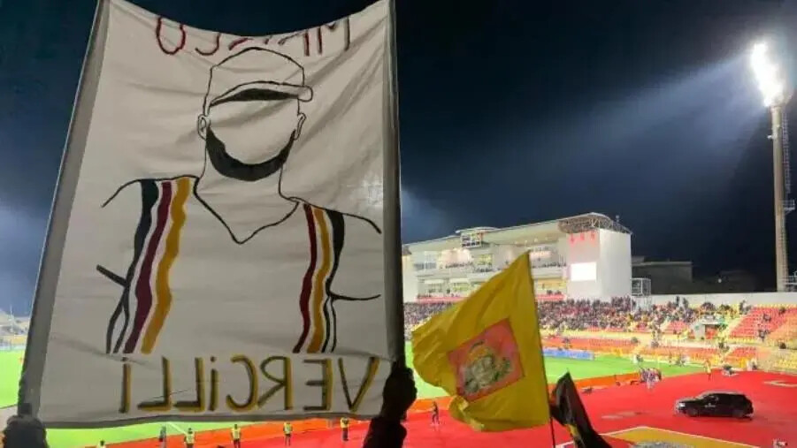 images Catanzaro calcio, la storia di Marco e dello stendardo che sventola nella curva del Ceravolo