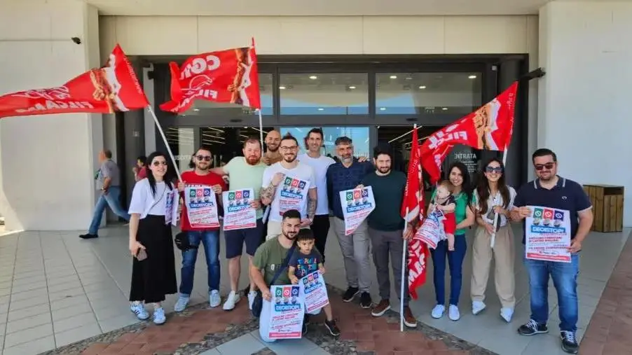 images I lavoratori di Declathon scioperano a Gioia Tauro dove si è concentrata la manifestazione della Filcams Cgil 