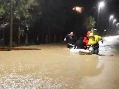 Maltempo nel Crotonese, strade come fiume: salvati con i gommoni