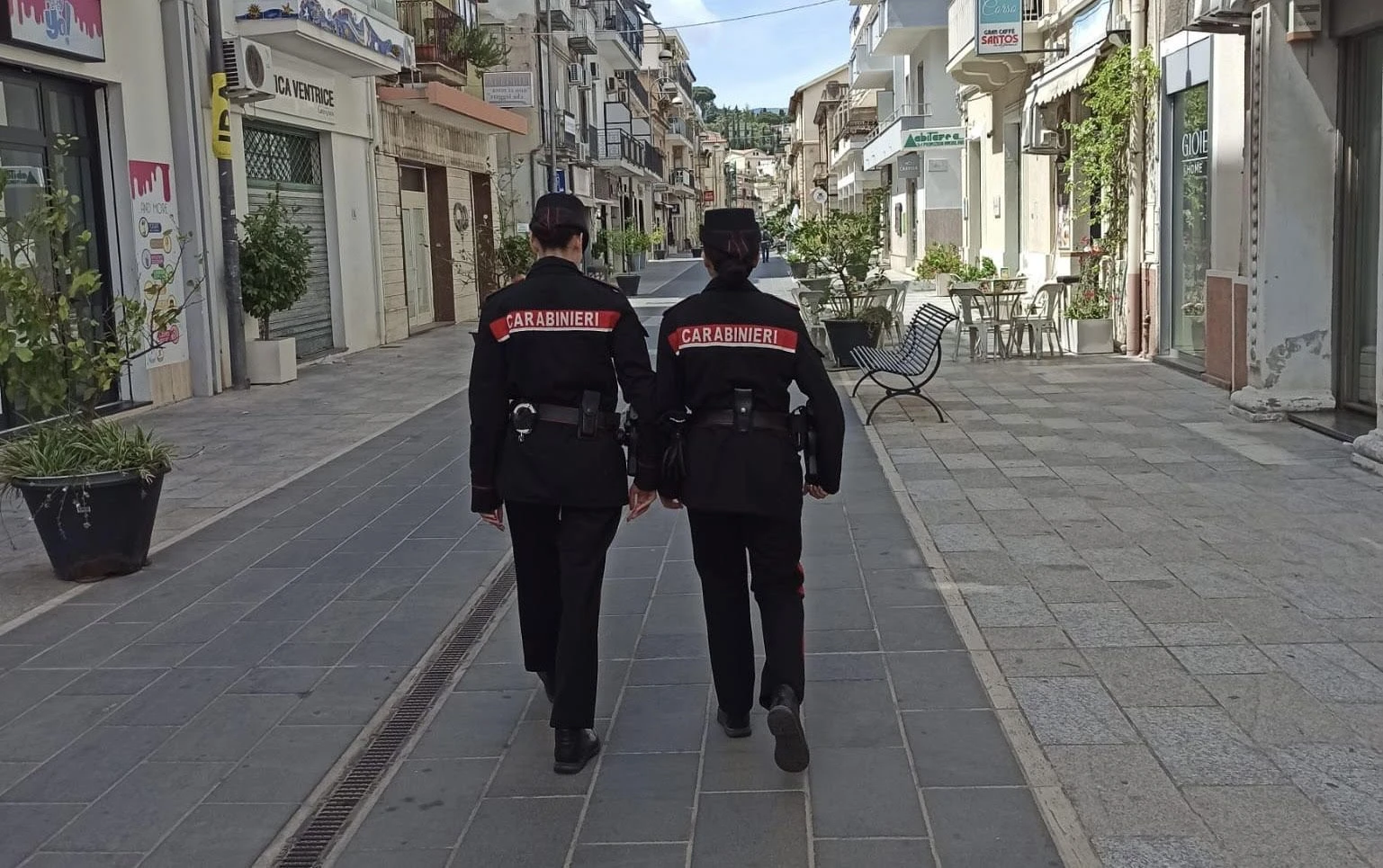 Lavoratore in nero e violati i diritti d'autore: multato un locale di Soverato
