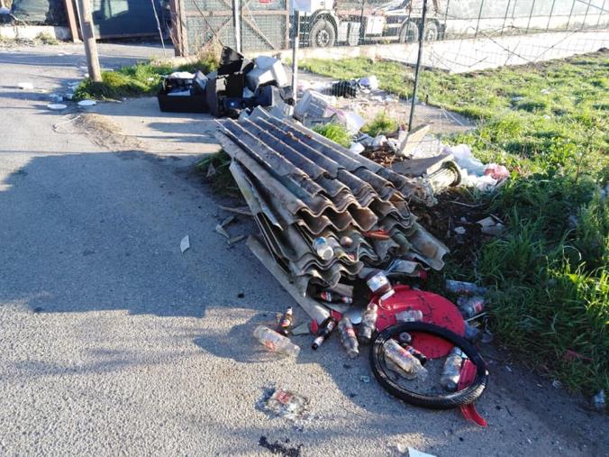 Lastre di eternit davanti all'isola ecologica di Girifalco. La denuncia di un operatore ecologico: "Solito scempio" images Lastre di eternit davanti all'isola ecologica di Girifalco. La denuncia di un operatore ecologico: "Solito scempio"
