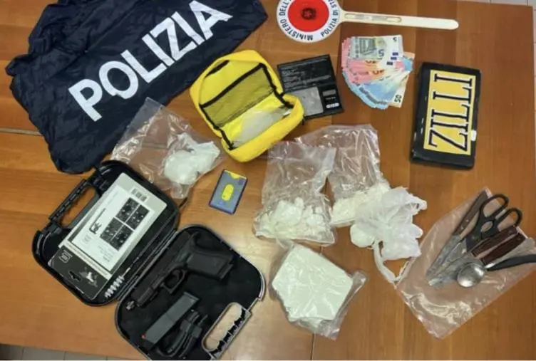 images Crotone, armi e droga in una casa: tre arresti 
