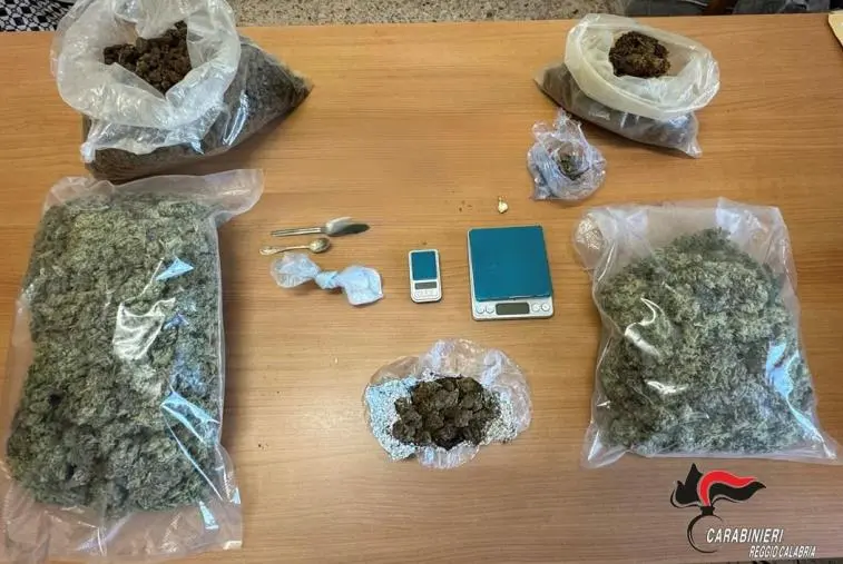 images Sottoposto all'obbligo di dimora trasforma la casa in un deposito di droga: un arresto nel Reggino 