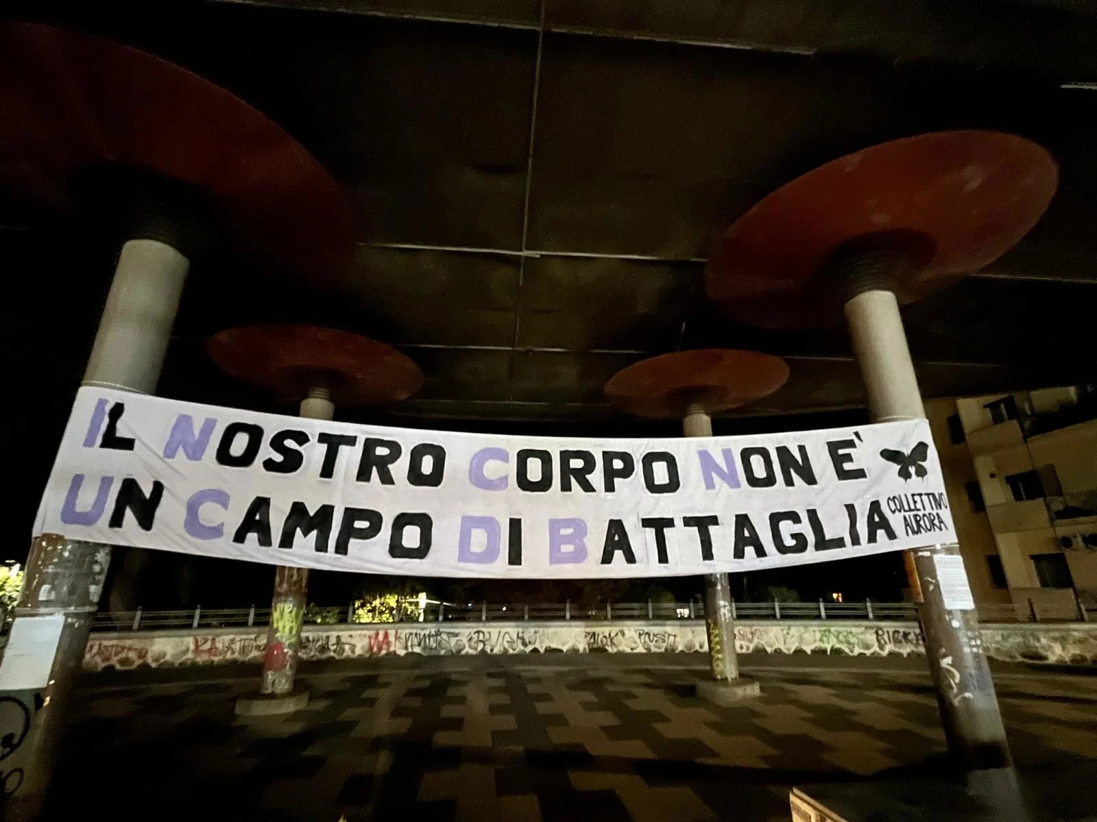Catanzaro, ai Giardini San Leonardo lo striscione del Collettivo Aurora contro la violenza sulle donne
