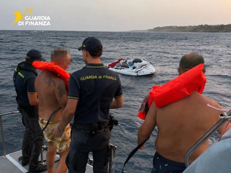 Natante si ribalta al largo di Isola Capo Rizzuto: salvate sette persone images Natante si ribalta al largo di Isola Capo Rizzuto: salvate sette persone