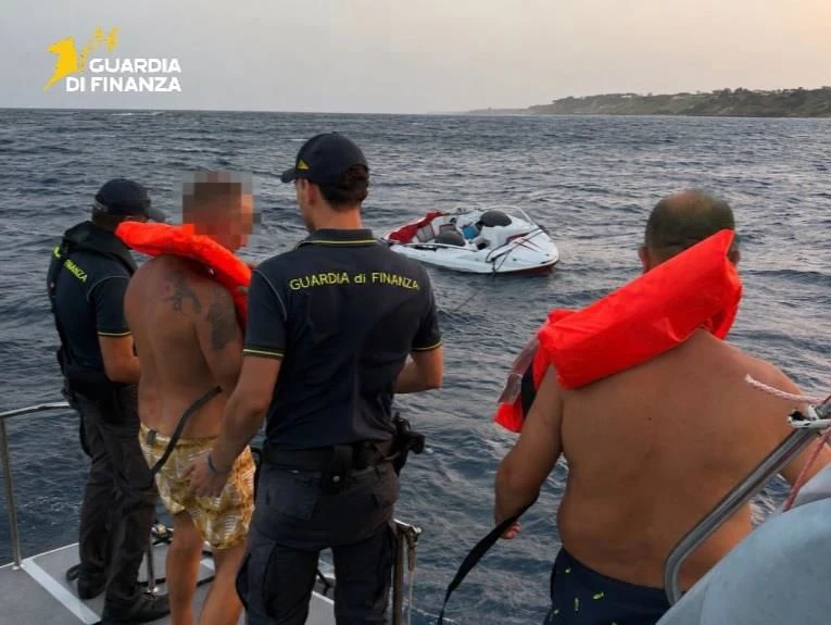     Natante si ribalta al largo di Isola Capo Rizzuto: salvate sette persone