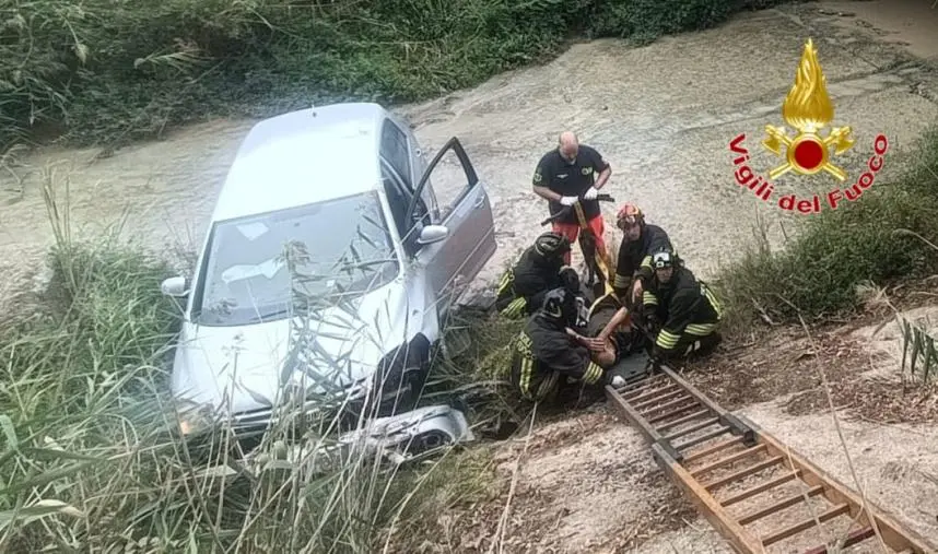 images Esce fuori strada e finisce con l'auto in un canalone di scolo: incidente sulla SS 106 a Crotone