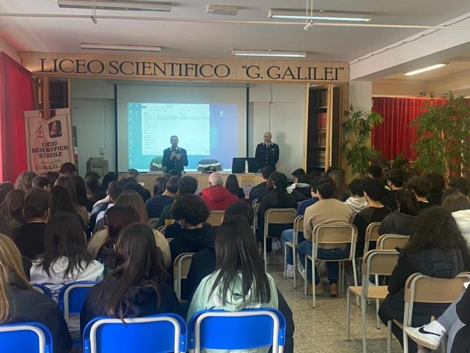 Lamezia Terme, i carabinieri incontrano gli studenti del liceo scientifico images Lamezia Terme, i carabinieri incontrano gli studenti del liceo scientifico